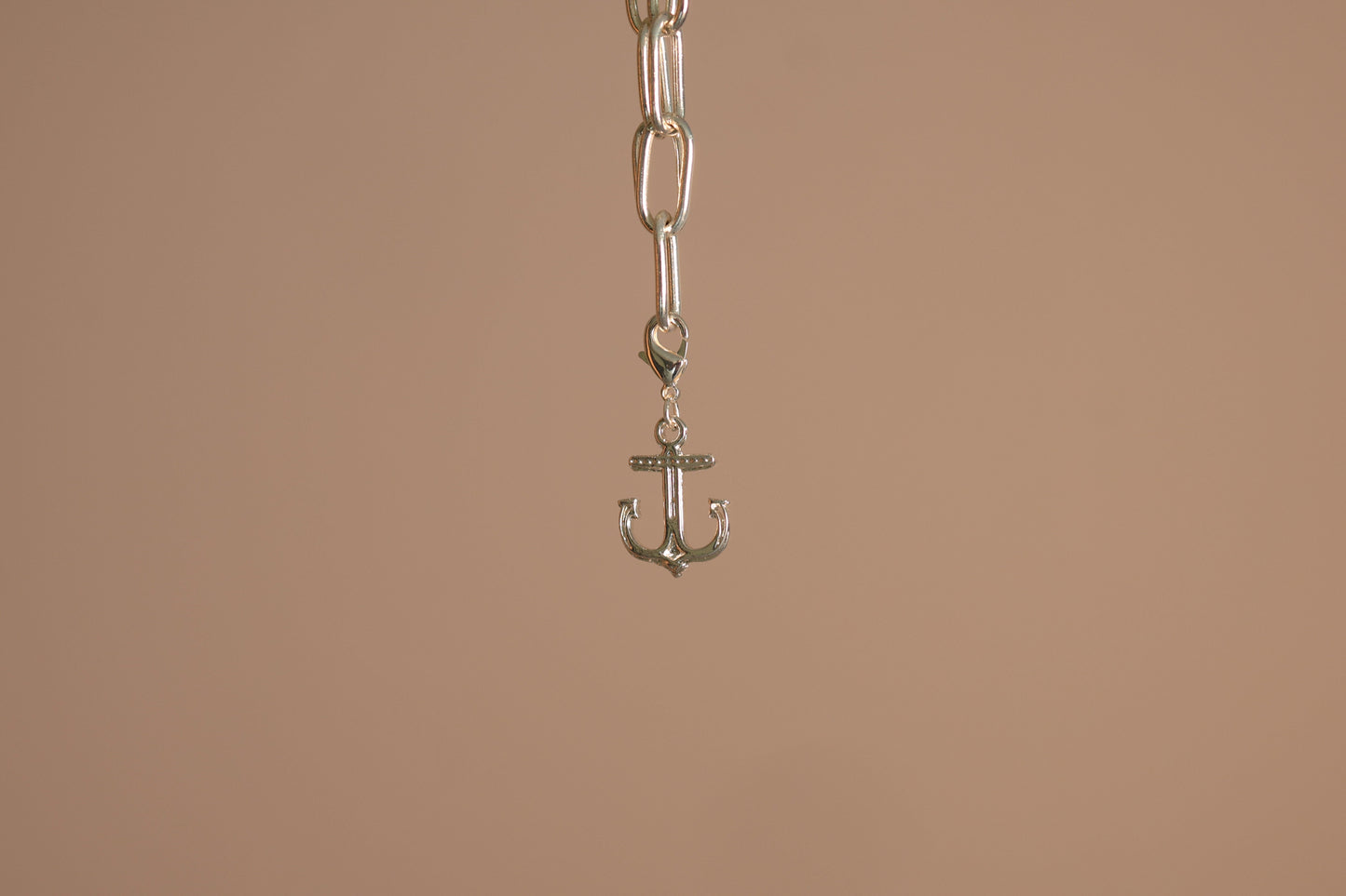 Charm Ancla en baño de oro o plataALMA BRAVIA Joyería Colombia