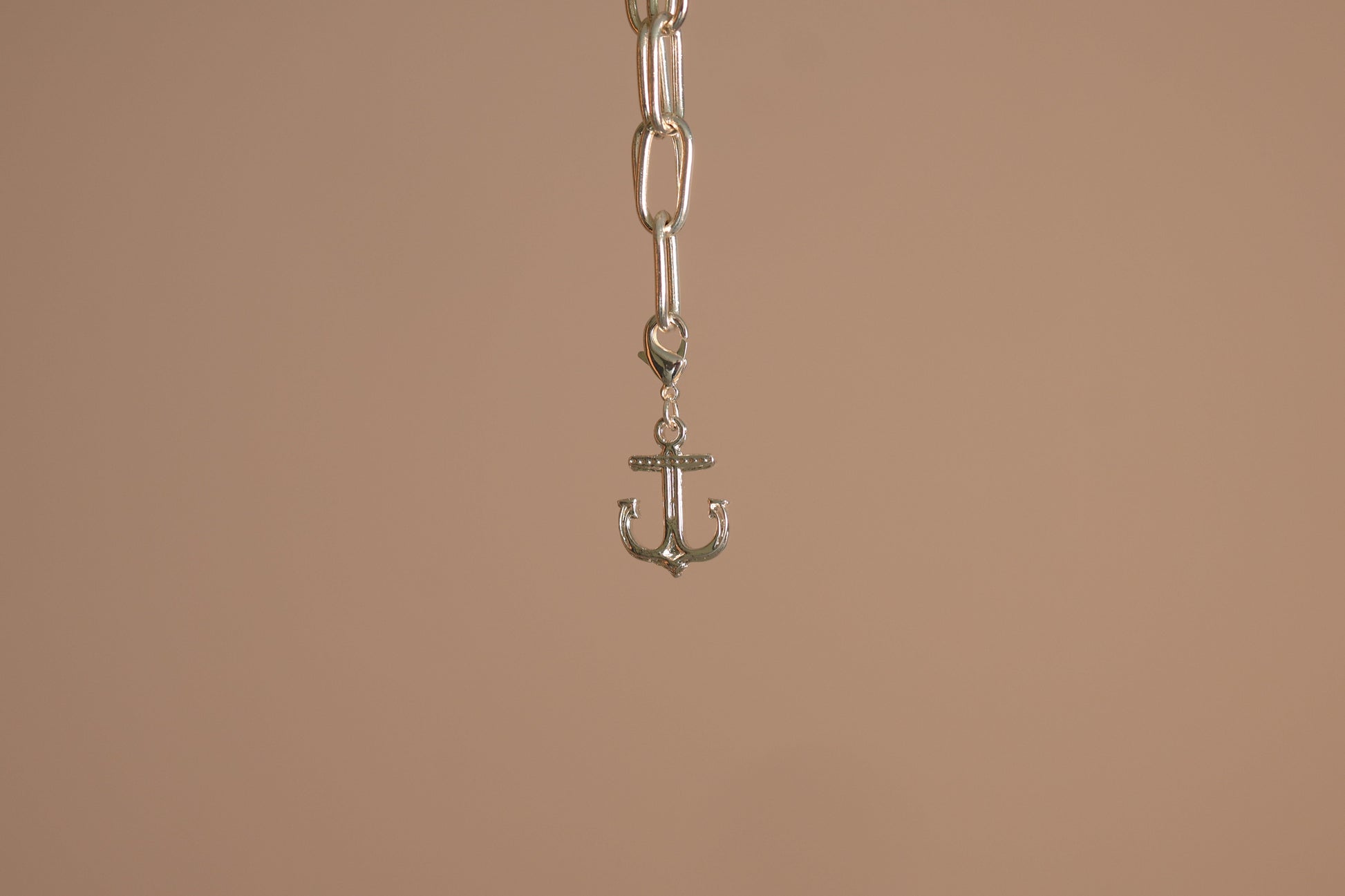 Charm Ancla en baño de oro o plataALMA BRAVIA Joyería Colombia