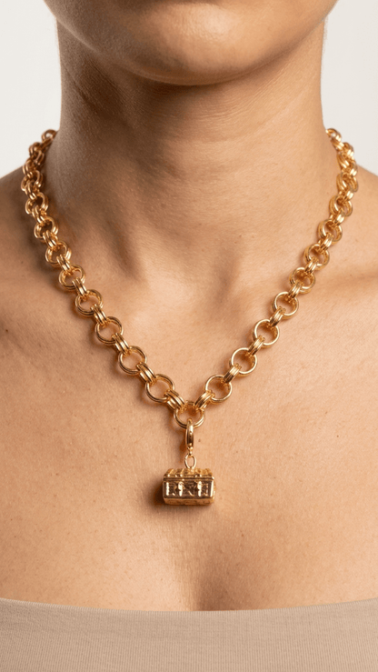 Charm cofre marino en baño de oro o plataALMA BRAVIA Joyería Colombia