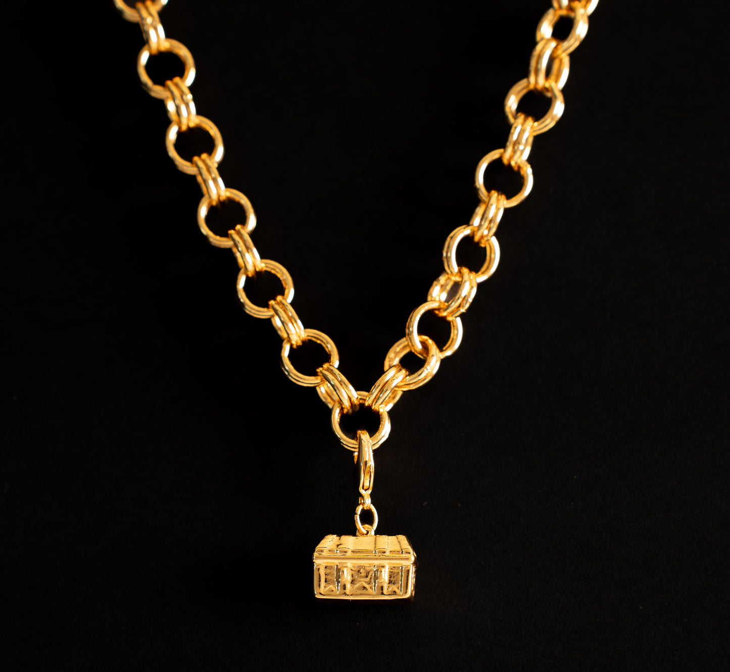 Charm cofre marino en baño de oro o plataALMA BRAVIA Joyería Colombia