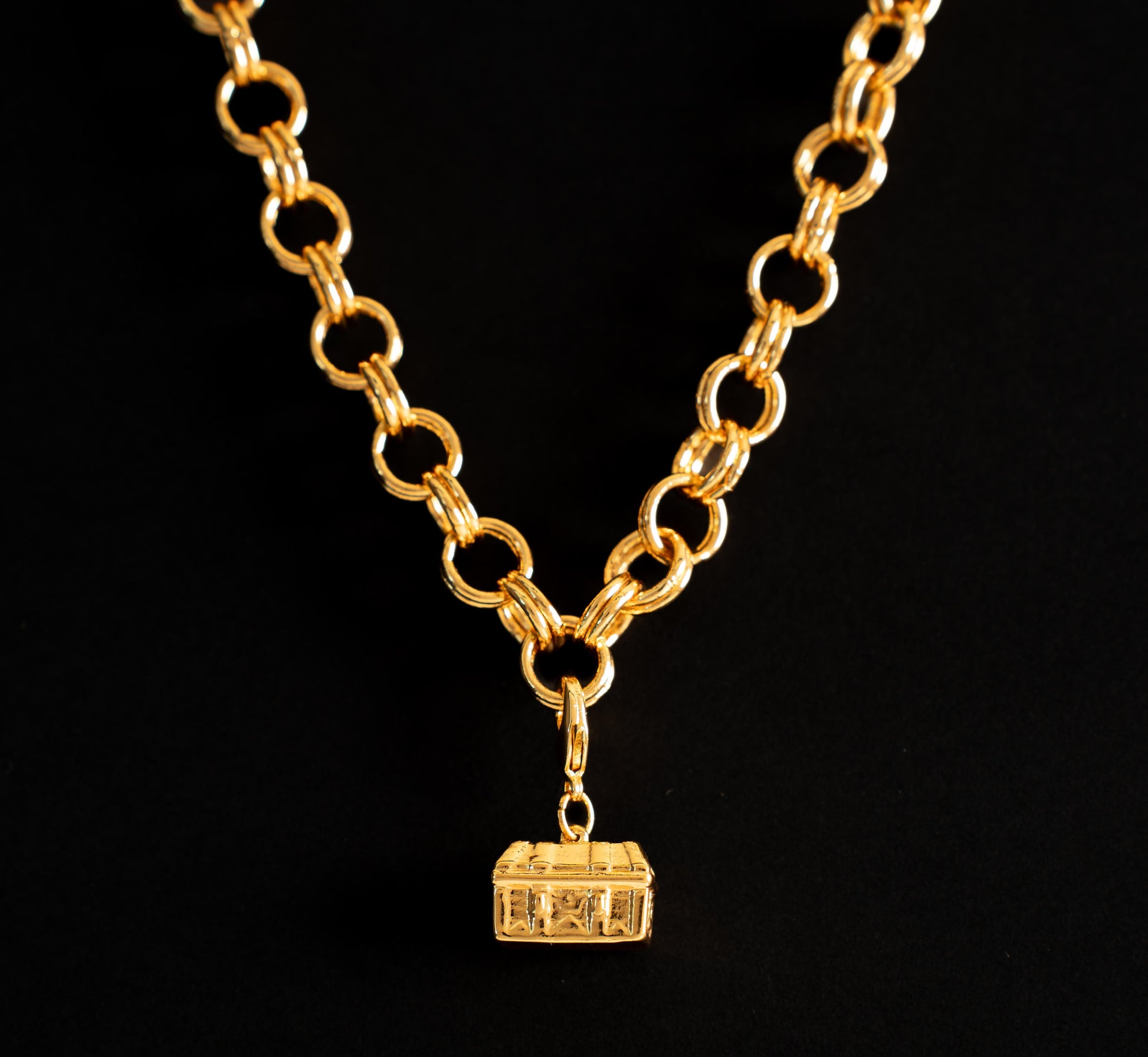 Charm cofre marino en baño de oro o plataALMA BRAVIA Joyería Colombia