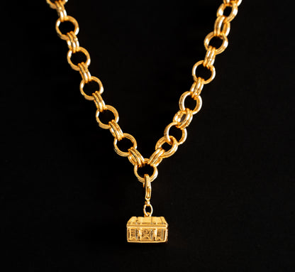 Charm cofre marino en baño de oro o plataALMA BRAVIA Joyería Colombia