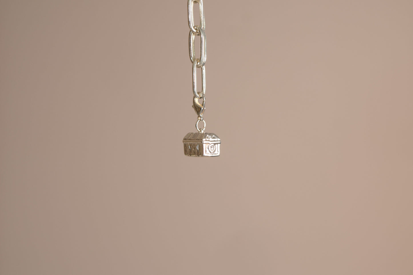 Charm cofre marino en baño de oro o plataALMA BRAVIA Joyería Colombia