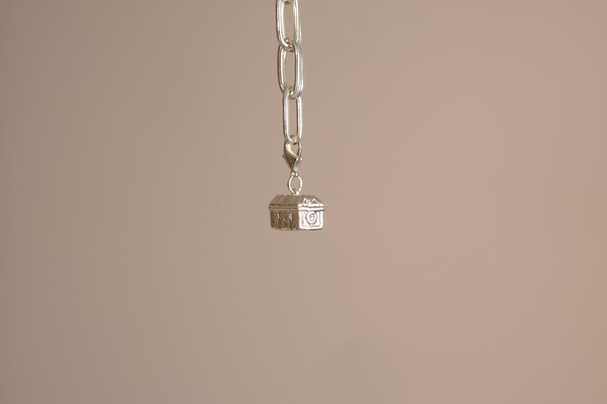 Charm cofre marino en baño de oro o plataALMA BRAVIA Joyería Colombia