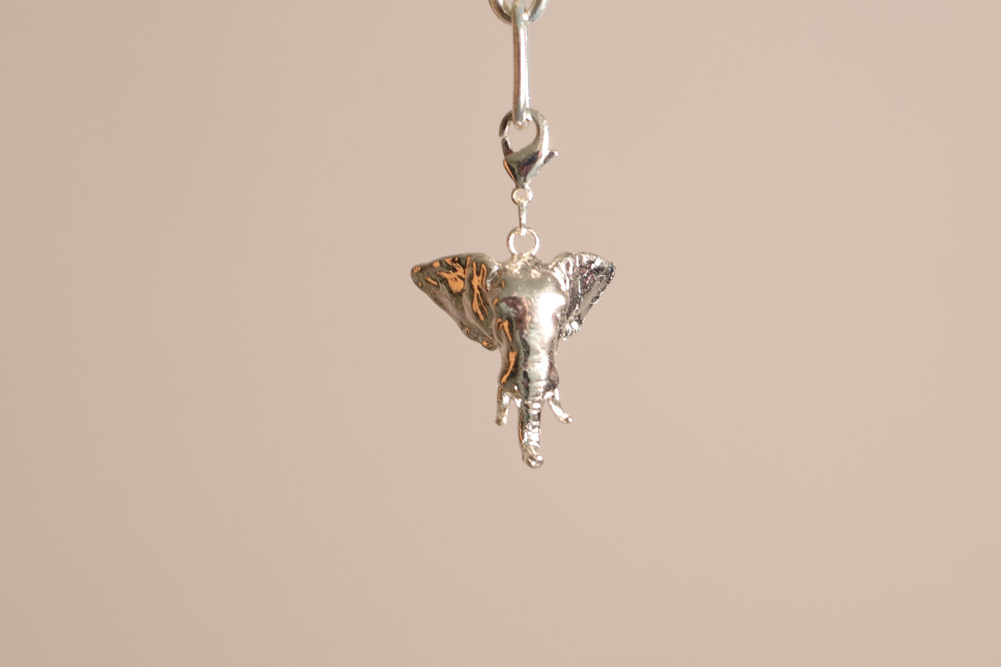 Charm Elefante en baño de oro o plataALMA BRAVIA Joyería Colombia