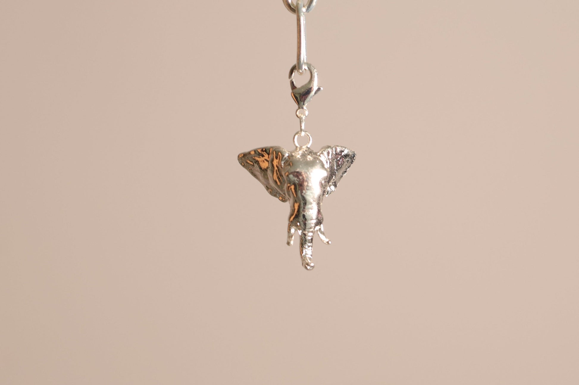Charm Elefante en baño de oro o plataALMA BRAVIA Joyería Colombia