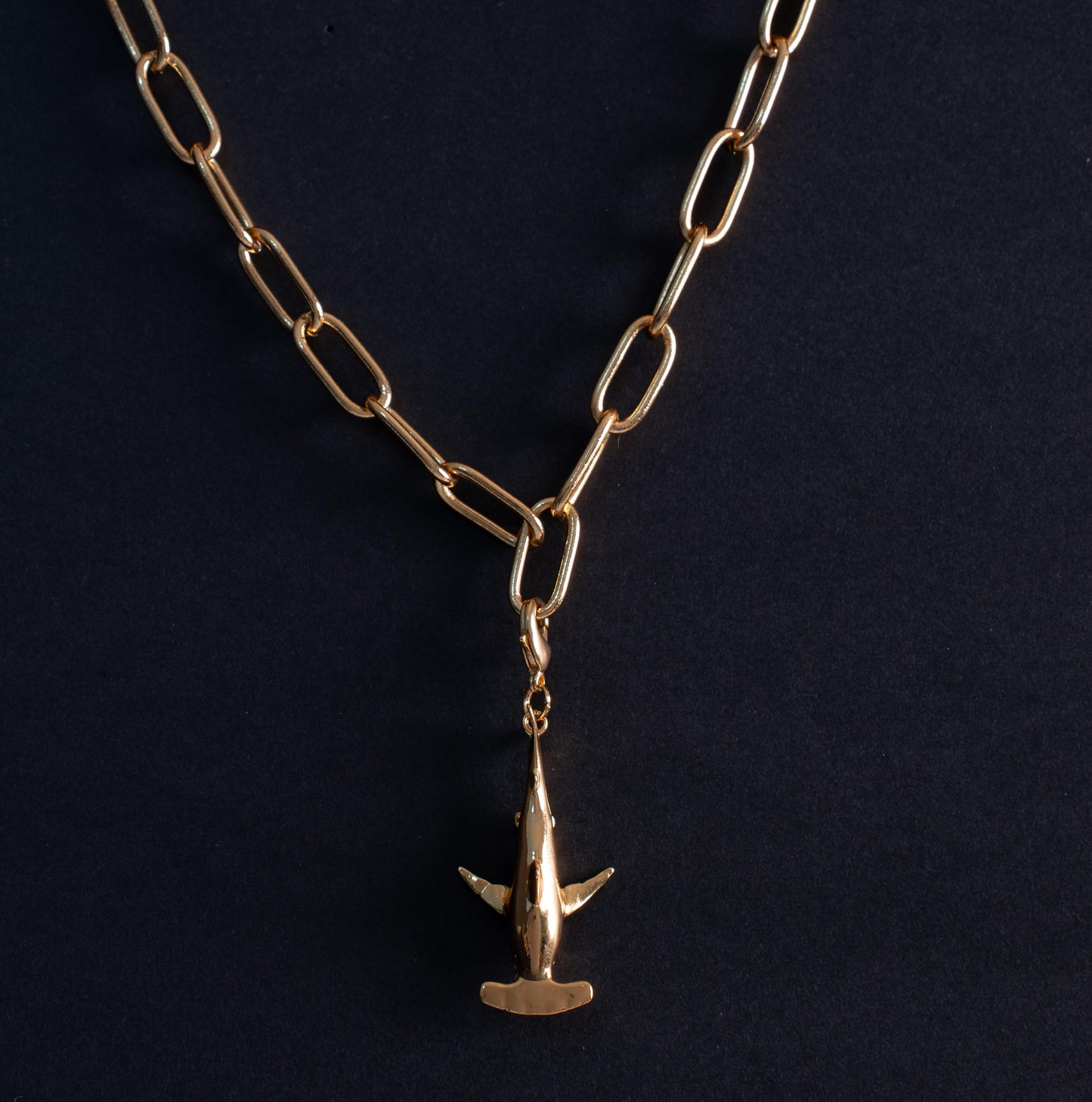 Charm Tiburon Martillo en baño de plataALMA BRAVIA Joyería Colombia