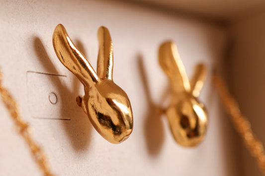 Aretes de conejo salvaje bañados en oro 24K