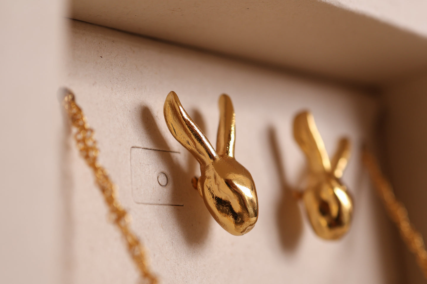 Aretes de conejo salvaje bañados en oro 24K