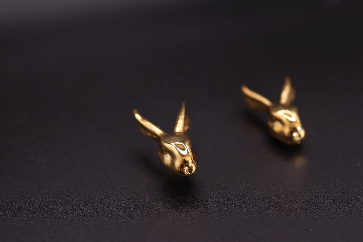 Aretes de conejo salvaje bañados en oro 24K
